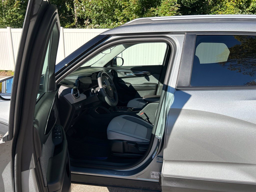 Used 2025 Chevrolet TrailBlazer LT AWD/4WD image 9