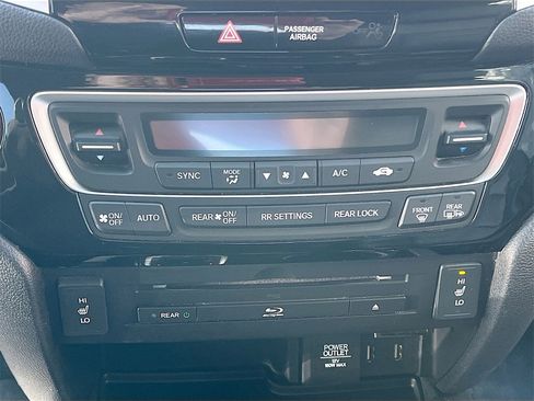 Used 2018 Honda Pilot Touring image 16