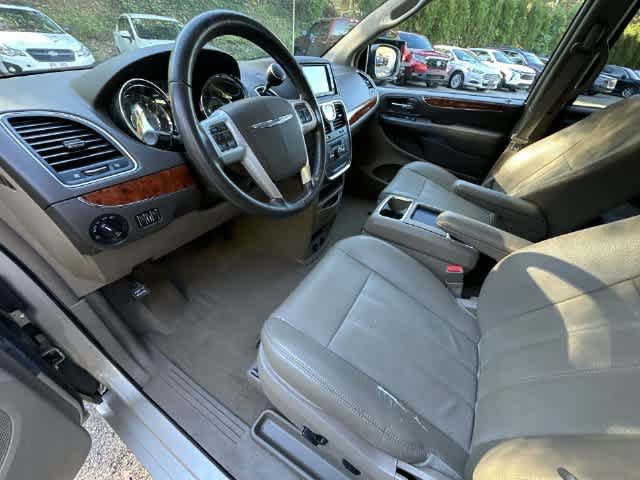 Used 2014 Chrysler Town & Country Touring-L FWD image 12