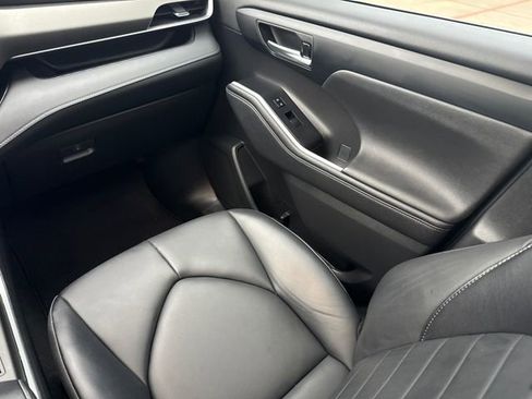 Used 2023 Toyota Highlander XLE image 16