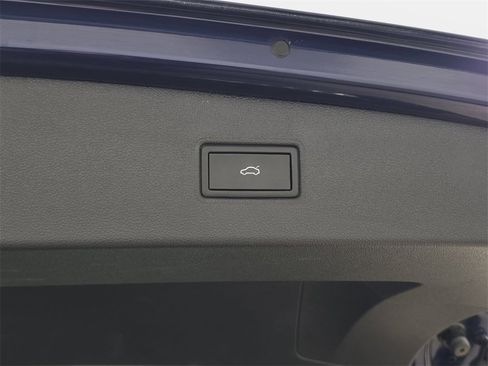 Used 2022 Volkswagen Tiguan SEL R-Line image 35