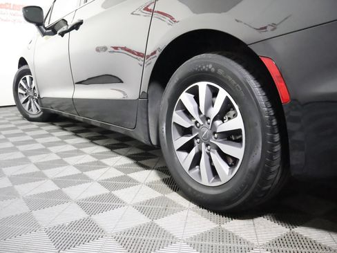 Used 2023 Chrysler Pacifica Touring-L FWD image 13