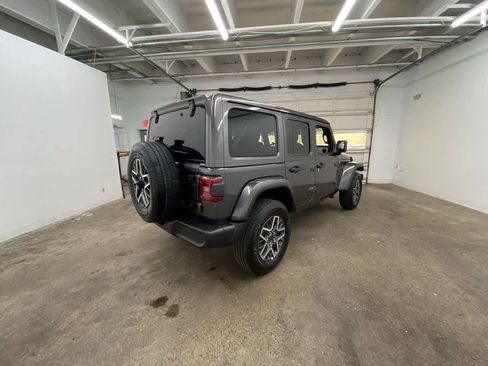 Used 2025 Jeep Wrangler Sahara image 6