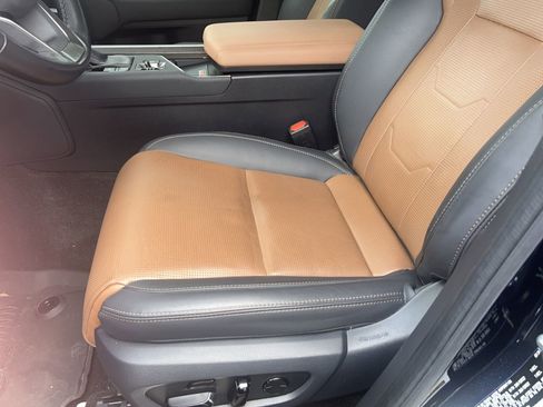 Used 2024 Lexus GX 550 image 3