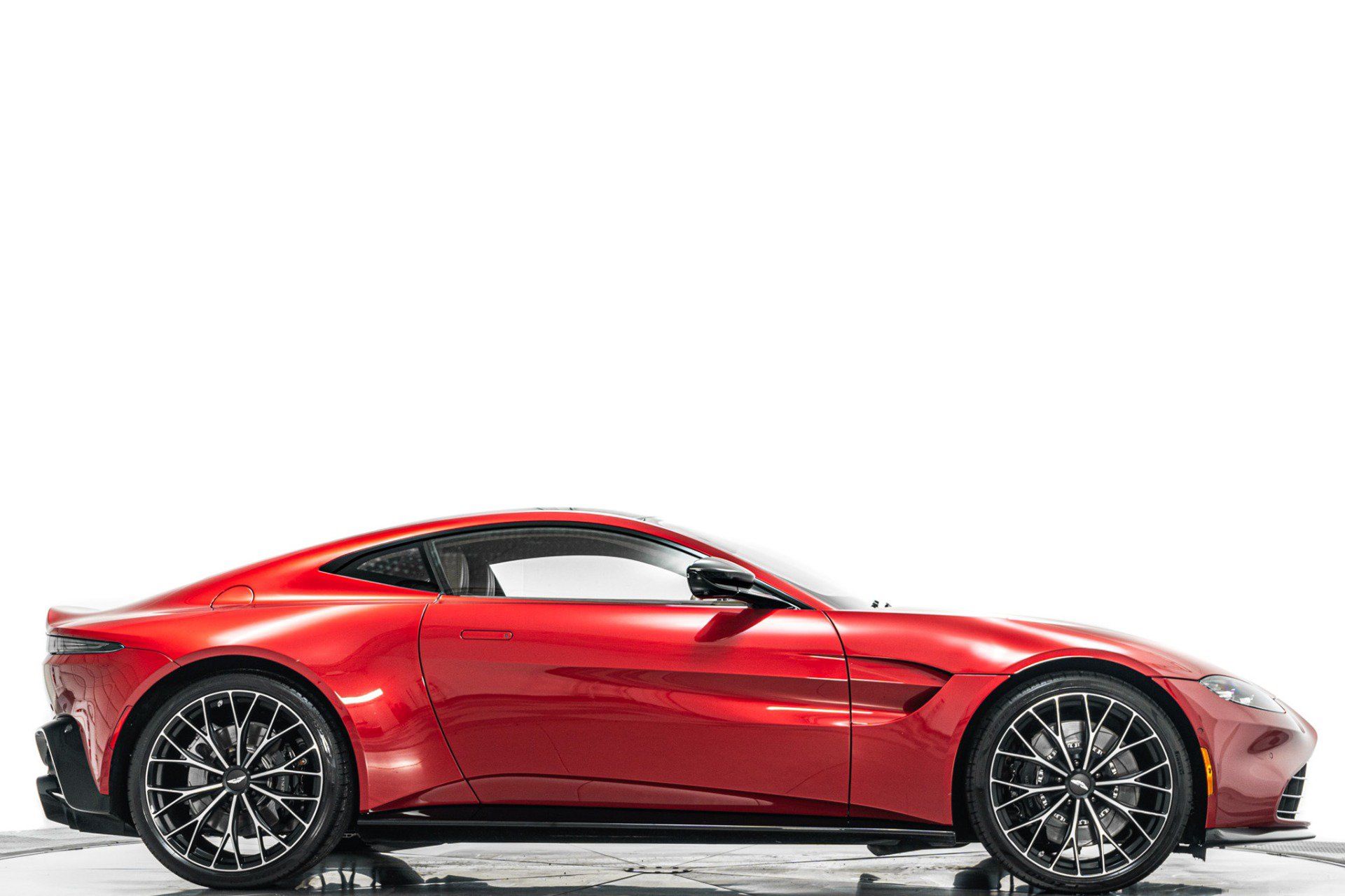 Used 2023 Aston Martin V8 Vantage Coupe RWD image 2