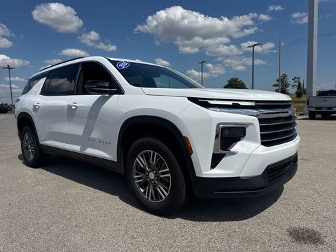 Used 2026 Chevrolet Traverse LT FWD image 8