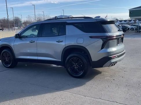 Used 2025 Chevrolet Traverse LT image 6