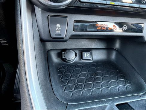 Used 2019 Toyota RAV4 XLE FWD image 16