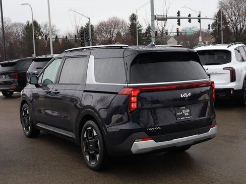 Used 2025 Kia Carnival EX image 4