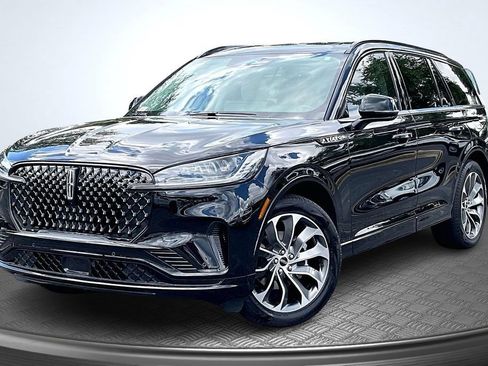 Used 2026 Lincoln Aviator AWD w/ Jet Appearance Package image 3