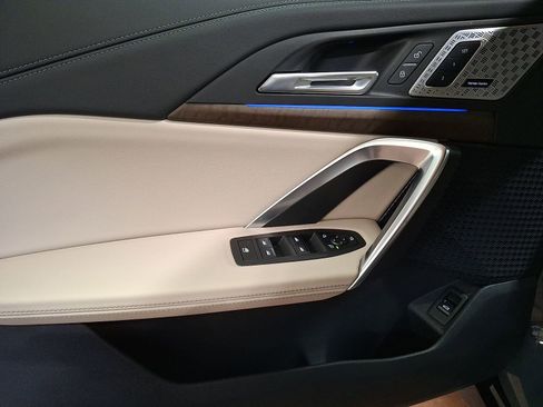 Used 2025 BMW X1 xDrive28i w/ Technology Package image 9