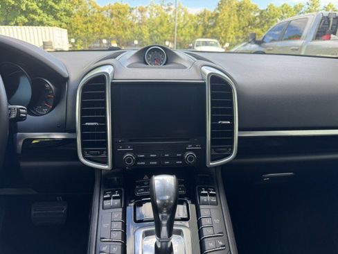 Used 2018 Porsche Cayenne Platinum Edition w/ Premium Package Plus AWD/4WD image 36