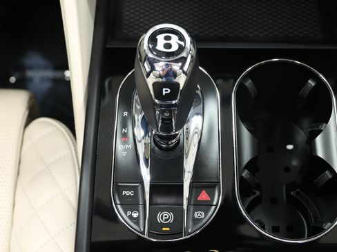 Used 2017 Bentley Bentayga AWD/4WD image 38