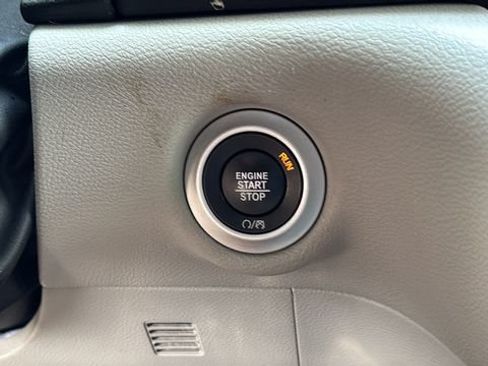 Used 2023 Chrysler Pacifica Touring-L FWD image 28