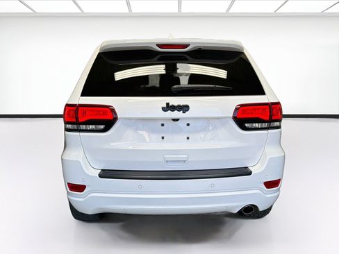 Used 2018 Jeep Grand Cherokee Altitude RWD image 5