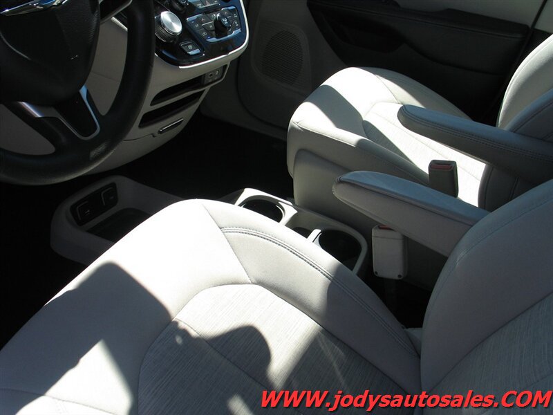 Used 2017 Chrysler Pacifica Touring Plus FWD image 6