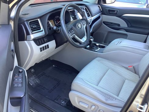 Used 2015 Toyota Highlander Plus image 11