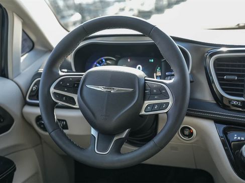 Used 2022 Chrysler Pacifica Touring-L image 12
