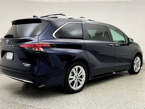 Used 2023 Toyota Sienna Platinum image 5