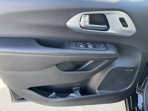 New 2026 Chrysler Pacifica Limited image 18