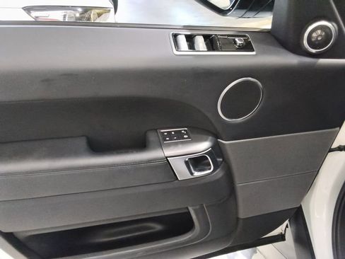 Used 2019 Land Rover Range Rover Sport SE image 10