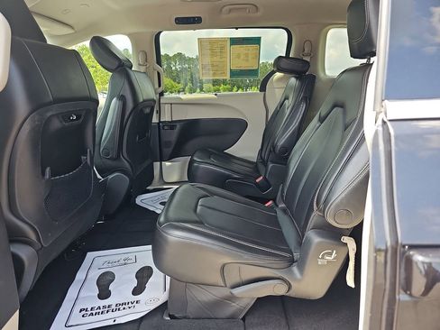 Used 2023 Chrysler Pacifica Touring-L FWD image 20