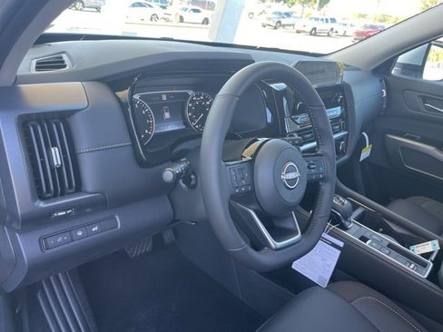 New 2025 Nissan Pathfinder SL image 9