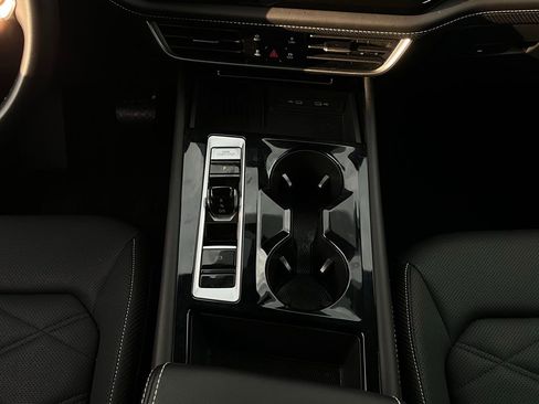 Used 2025 Volkswagen Atlas Cross Sport SE image 15