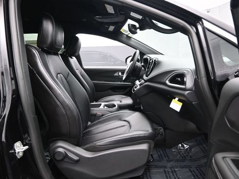 New 2026 Chrysler Pacifica Select FWD image 28