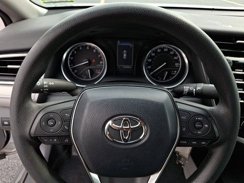 Used 2018 Toyota Camry FWD image 18