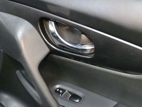 Used 2018 Nissan Rogue SV AWD/4WD image 9