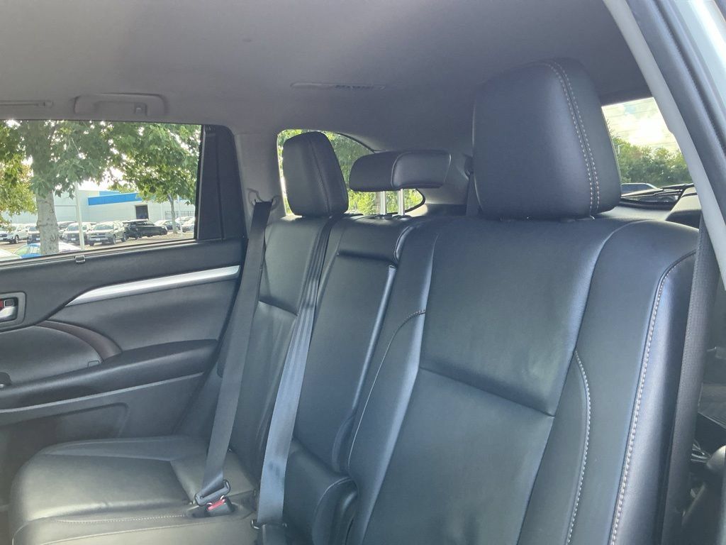 Used 2019 Toyota Highlander XLE AWD/4WD image 34
