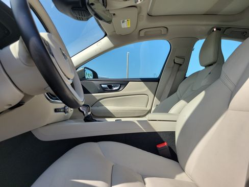 Used 2020 Volvo S60 T5 Momentum FWD image 9
