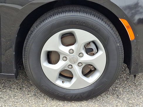 Used 2017 Chrysler Pacifica Touring-L Plus image 8