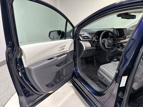 Used 2021 Toyota Sienna XLE AWD/4WD image 12