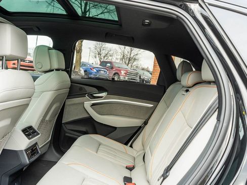 Used 2024 Audi Q8 e-tron Prestige image 31