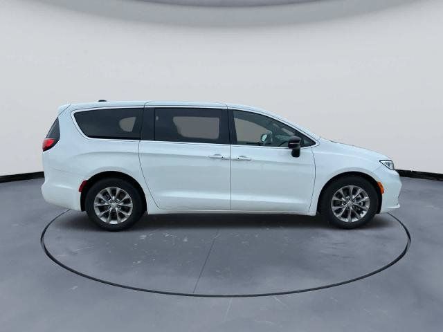 Used 2026 Chrysler Pacifica Limited FWD image 3