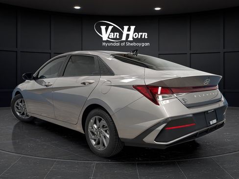Used 2024 Hyundai Elantra SEL FWD image 5