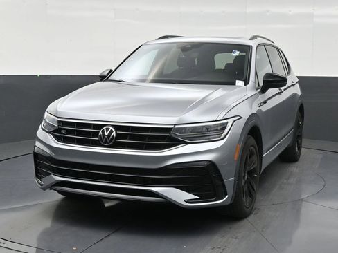 Used 2023 Volkswagen Tiguan SE R-Line FWD image 8