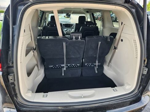 Used 2023 Chrysler Pacifica Touring-L FWD image 6