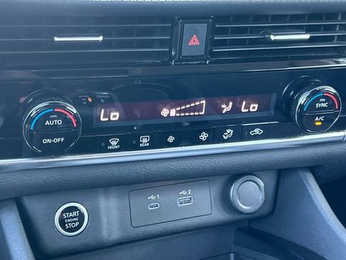 Used 2021 Nissan Rogue SV image 27