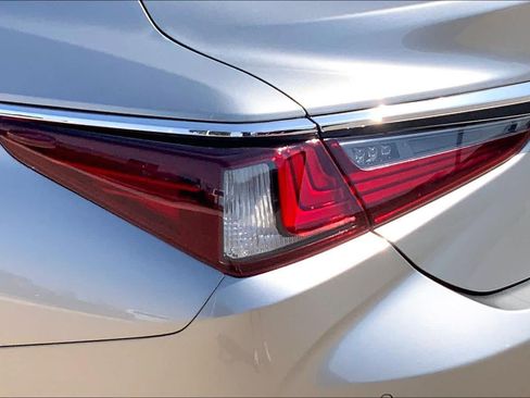 Used 2020 Lexus ES 350 Ultra Luxury w/ Accessory Package 2 FWD image 29