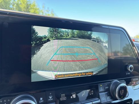 Used 2023 Toyota Highlander XLE AWD/4WD image 36