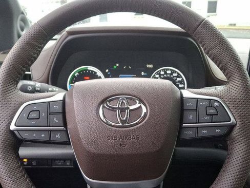 Certified 2024 Toyota Sienna Platinum image 17