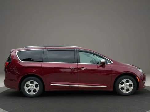 Used 2018 Chrysler Pacifica Limited w/ Advanced Safetytec Group FWD image 4