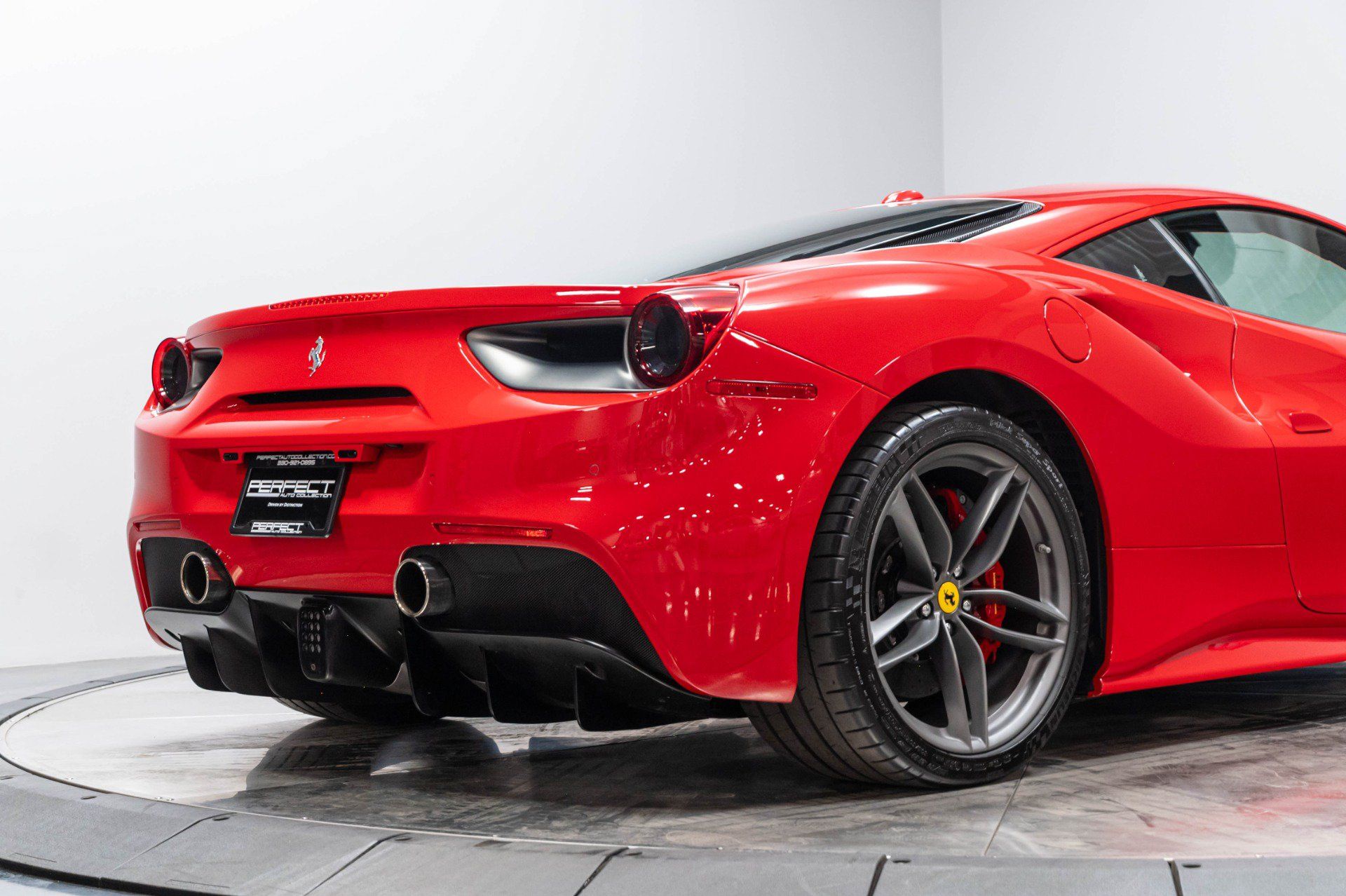 Used 2018 Ferrari 488 GTB RWD image 19
