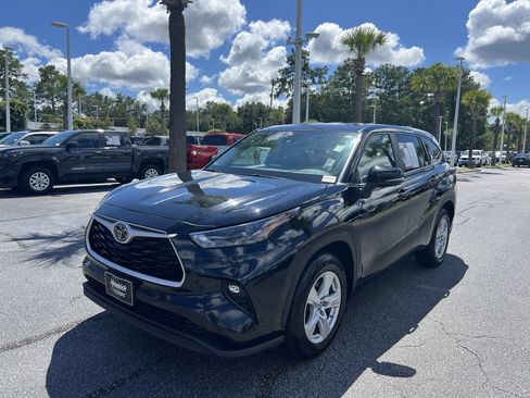 Used 2024 Toyota Highlander LE FWD image 5