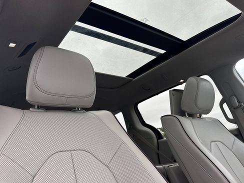 Used 2017 Chrysler Pacifica Limited FWD image 18