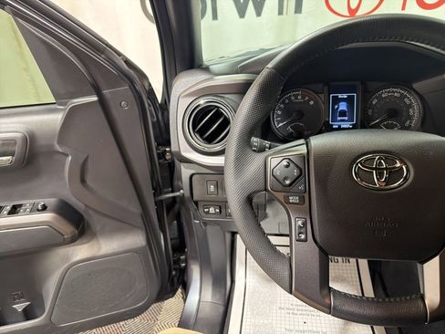 Used 2023 Toyota Tacoma TRD Off-Road w/ Technology Package AWD/4WD image 25