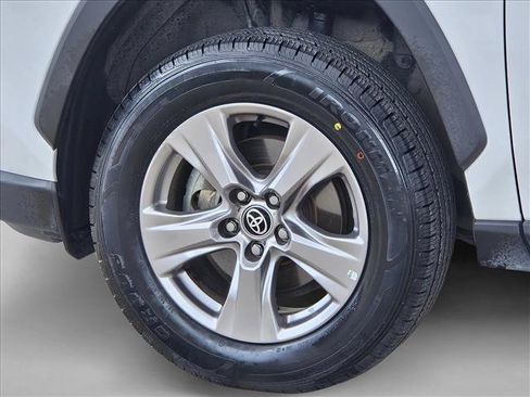 Used 2022 Toyota RAV4 XLE w/ Carpet Mat Package (TMS) AWD/4WD image 6